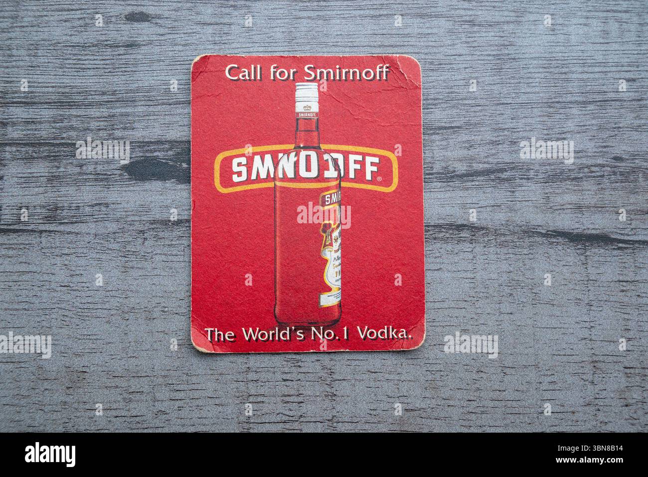 Lublin, Polen, 26. Juni 2025 Vintage Smirnoff Vodka Achterbahn aus einem Pub Stockfoto
