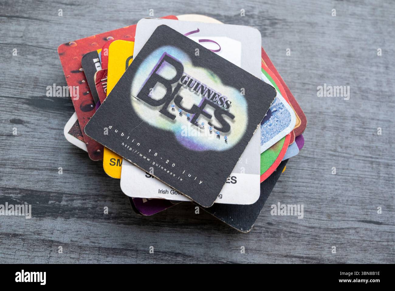 Lublin, Polen, 26. Juni 2025 Sammlung alter irischer, tschechischer und deutscher Bieruntersetzer aus Pubs Stockfoto