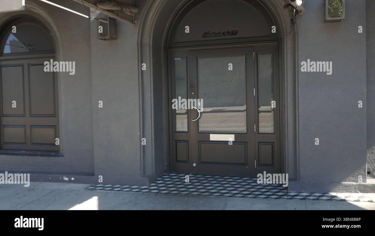 West Hollywood, Kalifornien, USA 30h Juni 2025 Craigs Restaurant in der 8826 Melrose Avenue am 30. Juni 2025 in West Hollywood, Kalifornien, USA. Zu den Kunden gehören: Cher, Kit Harrington, Brad Pitt, Lady Gaga, Jennifer Lopez, Harry Styles, Emma Stone, Leonardo DiCaprio, Ryan Phillippe, Rod Stewart, Cedric Der Entertainer, Lea Michelle, Jennifer Lawrence, Charlize Theron, Jennifer Aniston, Christina Aguilera, Tatum O'Neal, Bryan Cranston, Sidney Poitier, Kylie Jenner, Kris Jenner, Ben Affleck, Lisa Kudrow, Diane Lane, Helen Hunt, Kate Beckinsale, Kate Hudson, Jane Fonda, Sofia Vergara, Ellen DeGeneres, Stockfoto