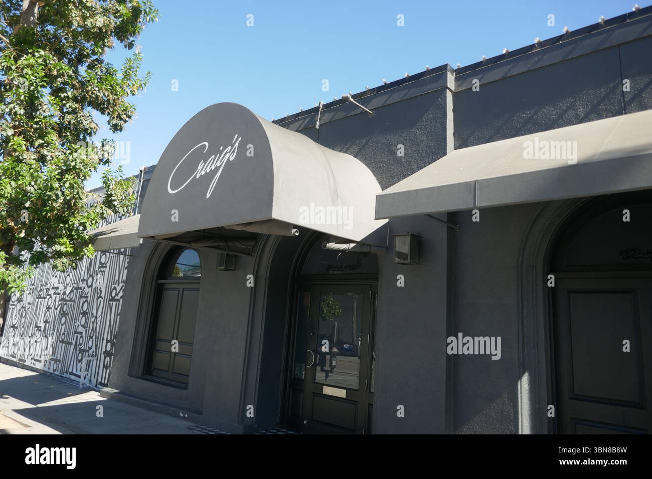 West Hollywood, Kalifornien, USA 30h Juni 2025 Craigs Restaurant in der 8826 Melrose Avenue am 30. Juni 2025 in West Hollywood, Kalifornien, USA. Zu den Kunden gehören: Cher, Kit Harrington, Brad Pitt, Lady Gaga, Jennifer Lopez, Harry Styles, Emma Stone, Leonardo DiCaprio, Ryan Phillippe, Rod Stewart, Cedric Der Entertainer, Lea Michelle, Jennifer Lawrence, Charlize Theron, Jennifer Aniston, Christina Aguilera, Tatum O'Neal, Bryan Cranston, Sidney Poitier, Kylie Jenner, Kris Jenner, Ben Affleck, Lisa Kudrow, Diane Lane, Helen Hunt, Kate Beckinsale, Kate Hudson, Jane Fonda, Sofia Vergara, Ellen DeGeneres, Stockfoto