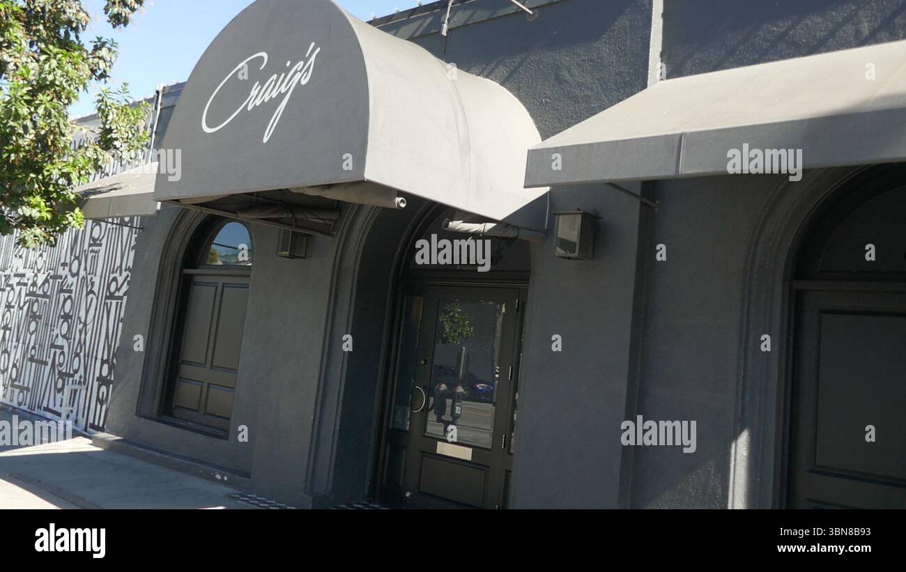 West Hollywood, Kalifornien, USA 30h Juni 2025 Craigs Restaurant in der 8826 Melrose Avenue am 30. Juni 2025 in West Hollywood, Kalifornien, USA. Zu den Kunden gehören: Cher, Kit Harrington, Brad Pitt, Lady Gaga, Jennifer Lopez, Harry Styles, Emma Stone, Leonardo DiCaprio, Ryan Phillippe, Rod Stewart, Cedric Der Entertainer, Lea Michelle, Jennifer Lawrence, Charlize Theron, Jennifer Aniston, Christina Aguilera, Tatum O'Neal, Bryan Cranston, Sidney Poitier, Kylie Jenner, Kris Jenner, Ben Affleck, Lisa Kudrow, Diane Lane, Helen Hunt, Kate Beckinsale, Kate Hudson, Jane Fonda, Sofia Vergara, Ellen DeGeneres, Stockfoto