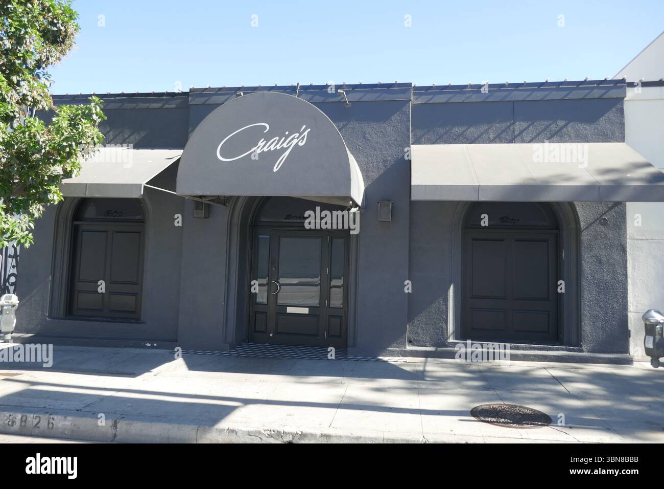 West Hollywood, Kalifornien, USA 30h Juni 2025 Craigs Restaurant in der 8826 Melrose Avenue am 30. Juni 2025 in West Hollywood, Kalifornien, USA. Zu den Kunden gehören: Cher, Kit Harrington, Brad Pitt, Lady Gaga, Jennifer Lopez, Harry Styles, Emma Stone, Leonardo DiCaprio, Ryan Phillippe, Rod Stewart, Cedric Der Entertainer, Lea Michelle, Jennifer Lawrence, Charlize Theron, Jennifer Aniston, Christina Aguilera, Tatum O'Neal, Bryan Cranston, Sidney Poitier, Kylie Jenner, Kris Jenner, Ben Affleck, Lisa Kudrow, Diane Lane, Helen Hunt, Kate Beckinsale, Kate Hudson, Jane Fonda, Sofia Vergara, Ellen DeGeneres, Stockfoto