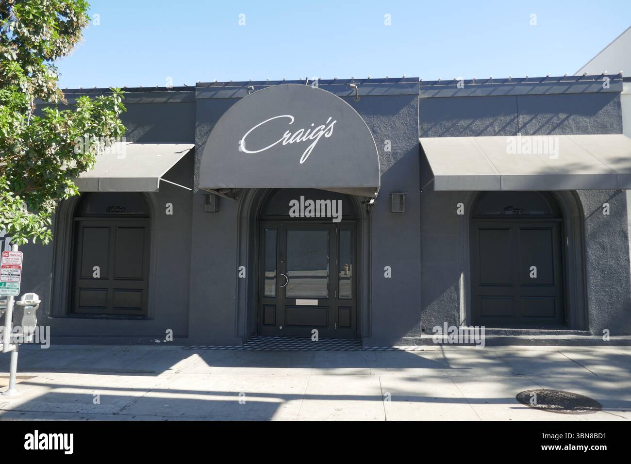 West Hollywood, Kalifornien, USA 30h Juni 2025 Craigs Restaurant in der 8826 Melrose Avenue am 30. Juni 2025 in West Hollywood, Kalifornien, USA. Zu den Kunden gehören: Cher, Kit Harrington, Brad Pitt, Lady Gaga, Jennifer Lopez, Harry Styles, Emma Stone, Leonardo DiCaprio, Ryan Phillippe, Rod Stewart, Cedric Der Entertainer, Lea Michelle, Jennifer Lawrence, Charlize Theron, Jennifer Aniston, Christina Aguilera, Tatum O'Neal, Bryan Cranston, Sidney Poitier, Kylie Jenner, Kris Jenner, Ben Affleck, Lisa Kudrow, Diane Lane, Helen Hunt, Kate Beckinsale, Kate Hudson, Jane Fonda, Sofia Vergara, Ellen DeGeneres, Stockfoto