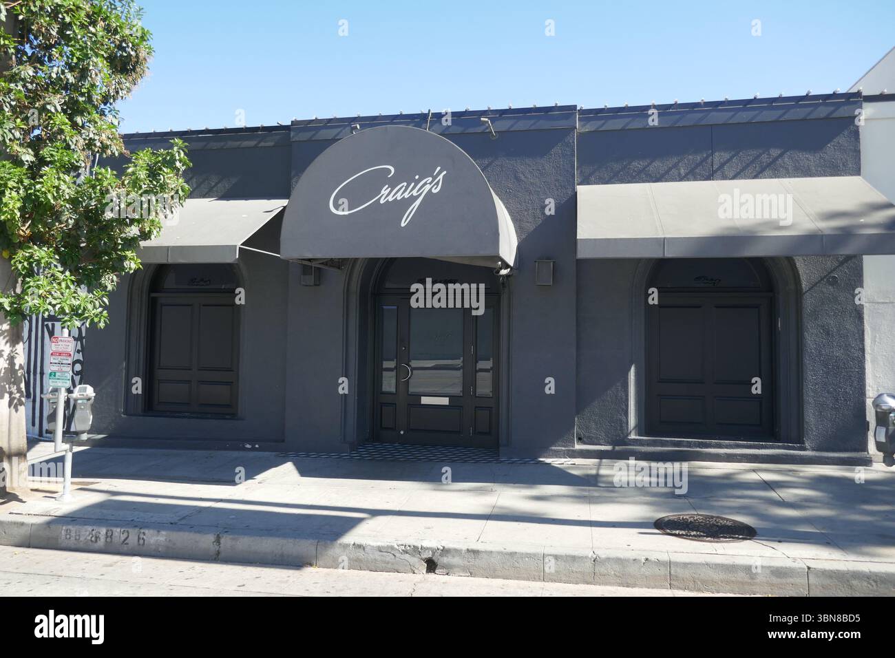 West Hollywood, Kalifornien, USA 30h Juni 2025 Craigs Restaurant in der 8826 Melrose Avenue am 30. Juni 2025 in West Hollywood, Kalifornien, USA. Zu den Kunden gehören: Cher, Kit Harrington, Brad Pitt, Lady Gaga, Jennifer Lopez, Harry Styles, Emma Stone, Leonardo DiCaprio, Ryan Phillippe, Rod Stewart, Cedric Der Entertainer, Lea Michelle, Jennifer Lawrence, Charlize Theron, Jennifer Aniston, Christina Aguilera, Tatum O'Neal, Bryan Cranston, Sidney Poitier, Kylie Jenner, Kris Jenner, Ben Affleck, Lisa Kudrow, Diane Lane, Helen Hunt, Kate Beckinsale, Kate Hudson, Jane Fonda, Sofia Vergara, Ellen DeGeneres, Stockfoto