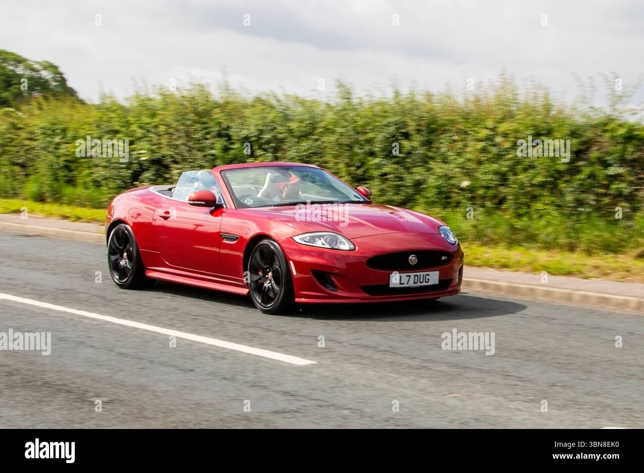 2012 Rot Jaguar XK R Auto V8 S/C Kompressorwagen-Kabrio Benzin 5000 ccm; klassische, versammelbare Performance-Fahrzeuge, die auf der Hoghton Towers Veteran Car Show in Preston, Großbritannien ankommen Stockfoto