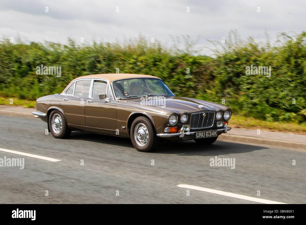 Brauner Jaguar XJ6-Benzinmotor aus den 1972 70er-Jahren mit 4235 ccm; klassische, versammelbare Performance-Fahrzeuge, die auf der Hoghton Towers Veteran Car Show in Preston, Großbritannien, ankommen Stockfoto