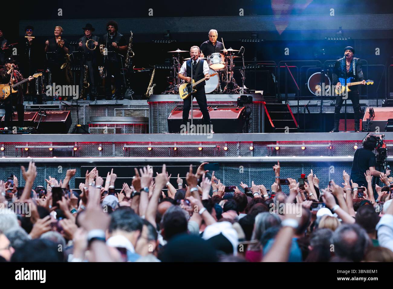 Mailand, Italien. 30. Juni 2025. Bruce Springsteen, Steven Van Zandt und die E Street Band treten 2025 am 30. Juni 2025 im San Siro Stadion in Mailand auf (Foto: Alessandro Bremec/NurPhoto). Quelle: NurPhoto SRL/Alamy Live News Stockfoto
