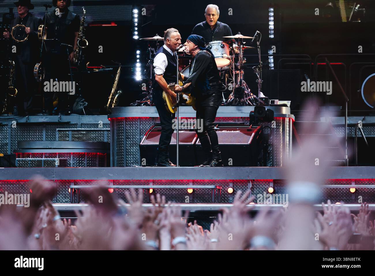Mailand, Italien. 30. Juni 2025. Bruce Springsteen, Steven Van Zandt und die E Street Band treten 2025 am 30. Juni 2025 im San Siro Stadion in Mailand auf (Foto: Alessandro Bremec/NurPhoto). Quelle: NurPhoto SRL/Alamy Live News Stockfoto