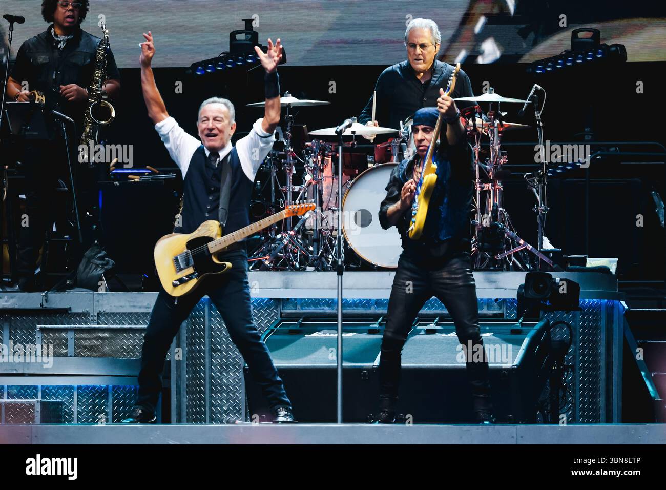 Mailand, Italien. 30. Juni 2025. Bruce Springsteen, Steven Van Zandt und die E Street Band treten 2025 am 30. Juni 2025 im San Siro Stadion in Mailand auf (Foto: Alessandro Bremec/NurPhoto). Quelle: NurPhoto SRL/Alamy Live News Stockfoto