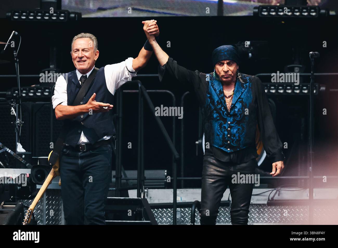 Mailand, Italien. 30. Juni 2025. Bruce Springsteen, Steven Van Zandt und die E Street Band treten 2025 am 30. Juni 2025 im San Siro Stadion in Mailand auf (Foto: Alessandro Bremec/NurPhoto). Quelle: NurPhoto SRL/Alamy Live News Stockfoto