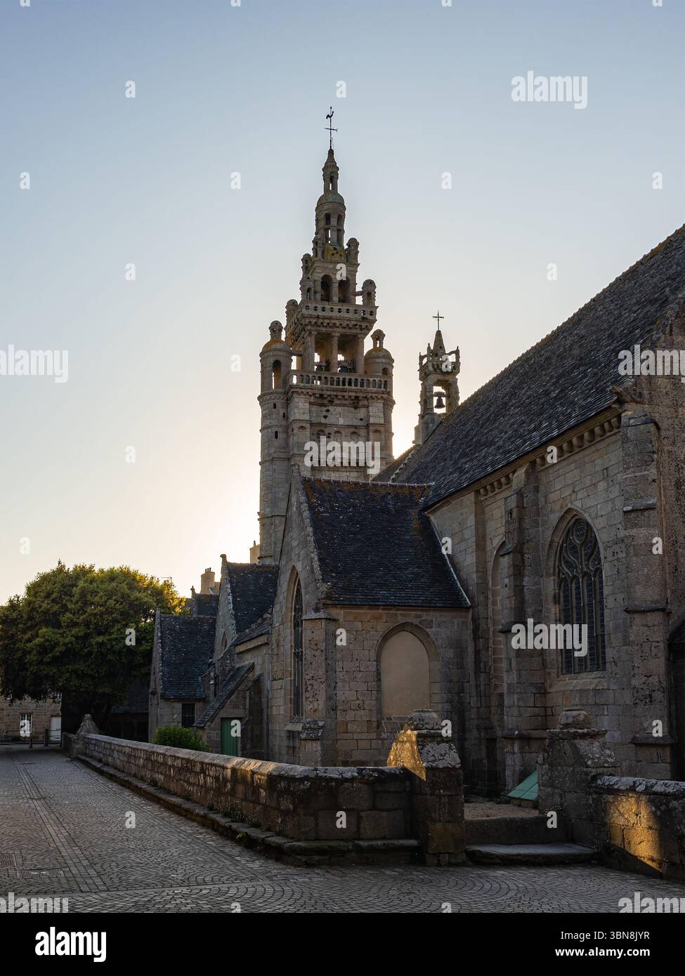 Blick auf den kunstvollen Renaissance-Glockenturm der Kirche Notre-Dame de Croaz-Batz in Roscoff, Bretagne, bei Sonnenuntergang. Stockfoto
