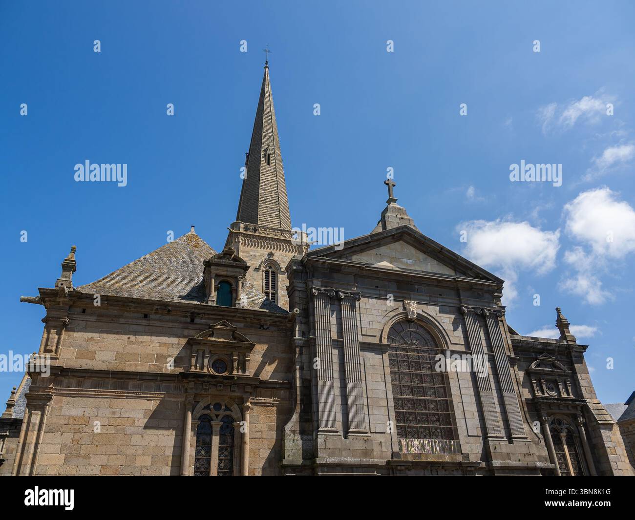Flacher Blick auf den Haupteingang und den Glockenturm der Kathedrale Saint-Vincent in Saint-Malo, Bretagne, an einem sonnigen Tag. Stockfoto