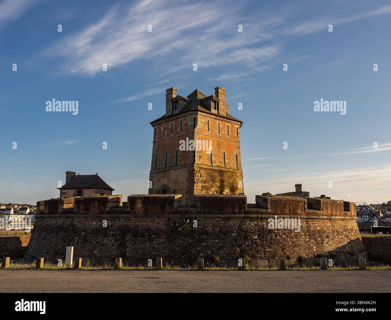 Der Vauban-Turm, Teil des Küstenverteidigungssystems aus dem 17. Jahrhundert, beleuchtet durch Sonnenuntergangslicht in Camaret-sur-Mer. Stockfoto