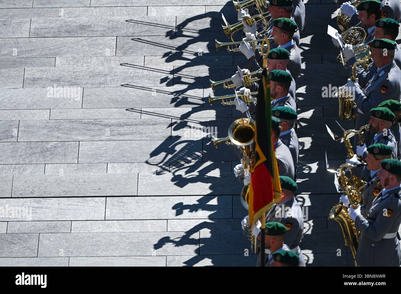 Berlin, Deutschland. Juli 2025. Ansicht der Soldaten während der militärischen Ehren des Gardenbataillons der Bundeswehr vor dem Bundeskanzleramt anlässlich des Besuchs des luxemburgischen Premierministers. Quelle: Katharina Kausche/dpa/Alamy Live News Stockfoto