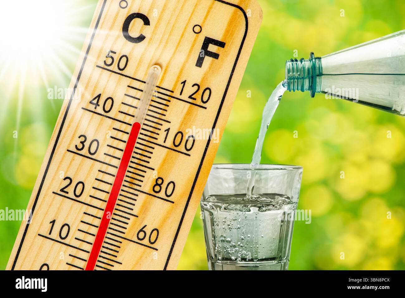 Thermometer zeigt große Hitze ein Thermometer zeigt auf seiner Skala große Hitze bis 40 Grad und symbolisch die Aufforderung zum Wasser trinken- FOTOM Stockfoto
