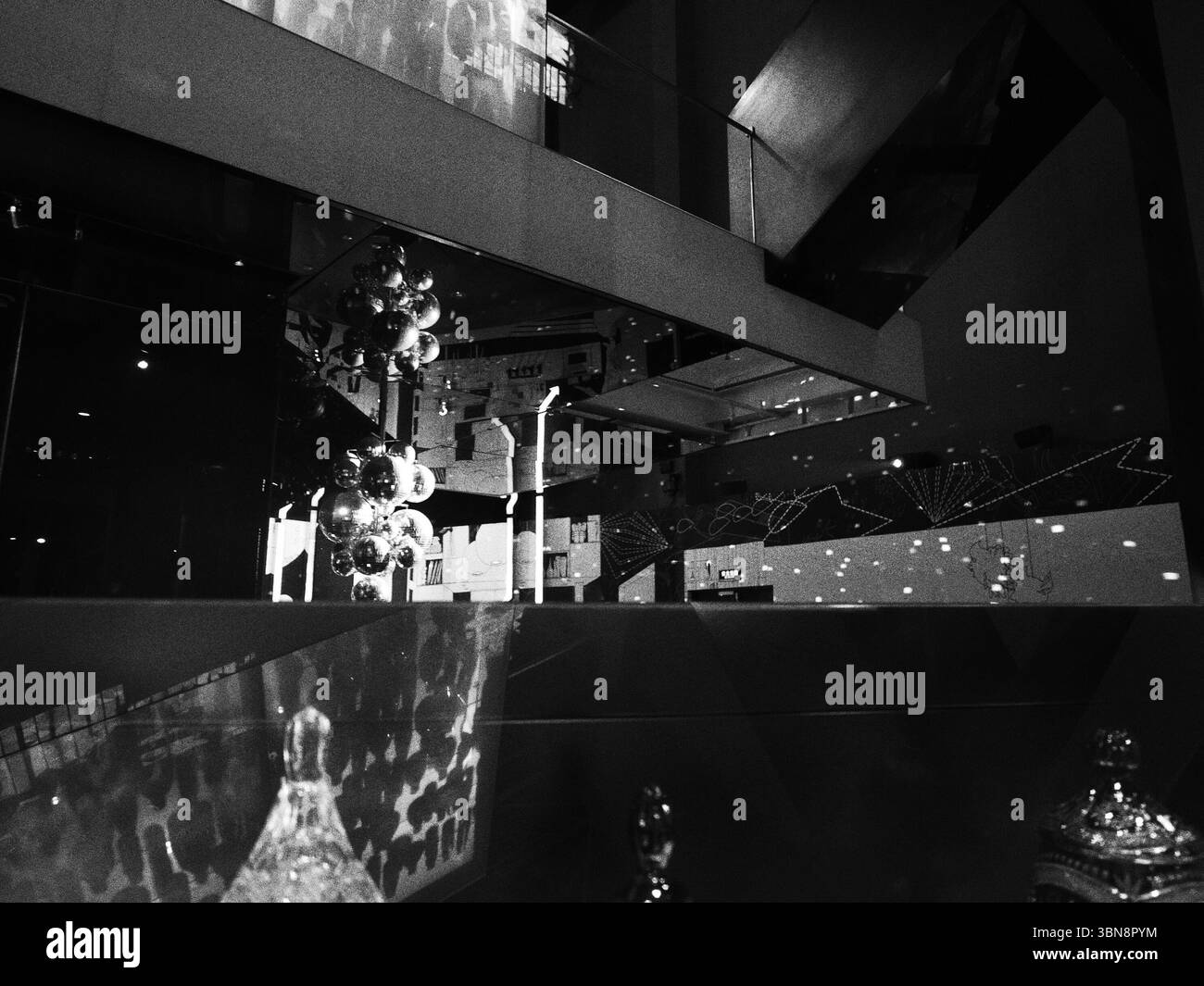 Licht und Schatten im Schwarzweiß-Gebäude Stockfoto Licht und Schatten im Schwarzweiß-Gebäude Stockfoto