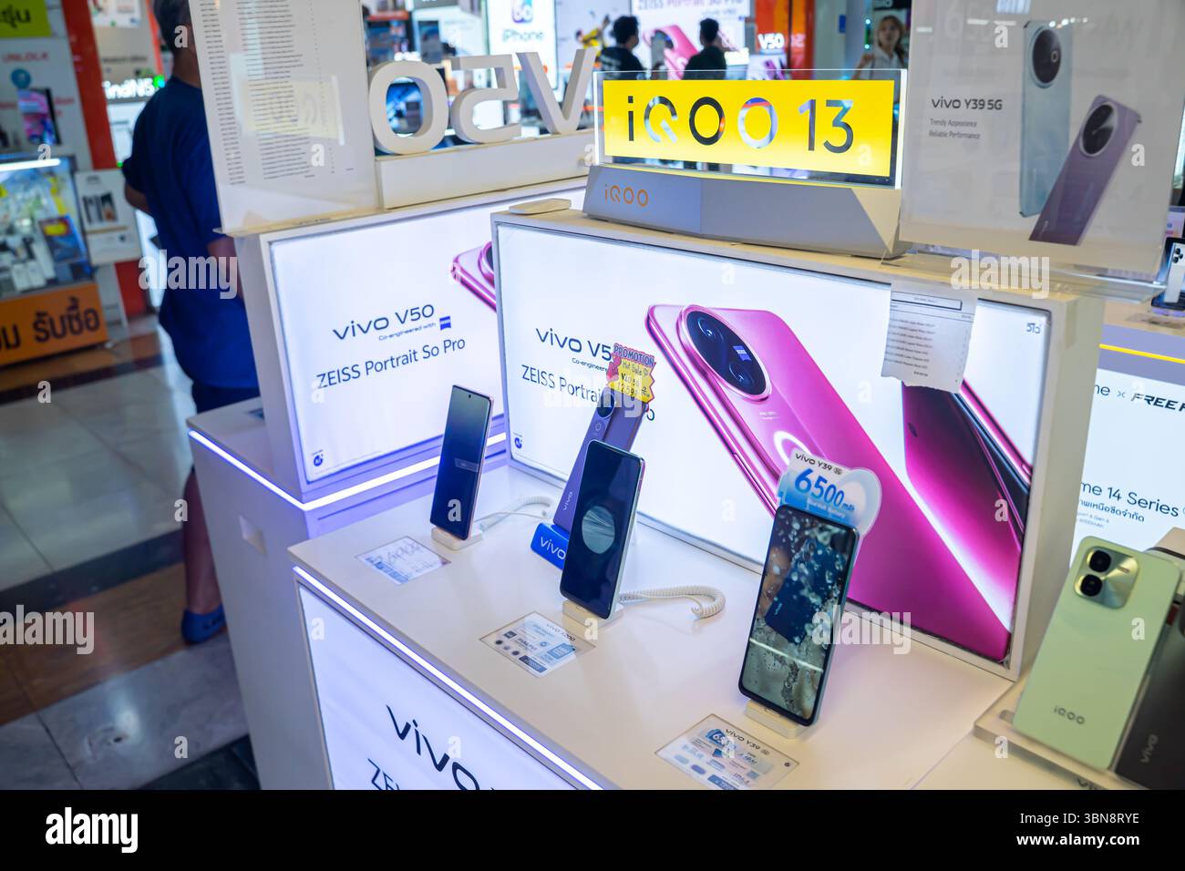 Vivo Smartphones, vivo V50 smrt-Telefon auf dem Display, MBK Center Bangkok, Thailand Stockfoto