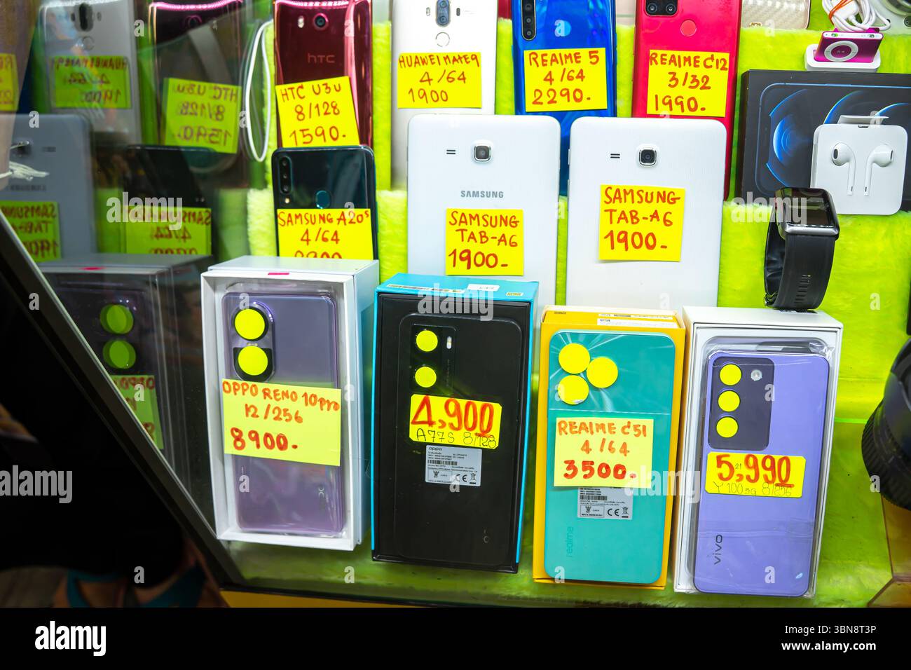 Gebrauchte Smartphones mit Preisschildern, die am Stand im MBK Center Bangkok, Thailand verkauft wurden Stockfoto