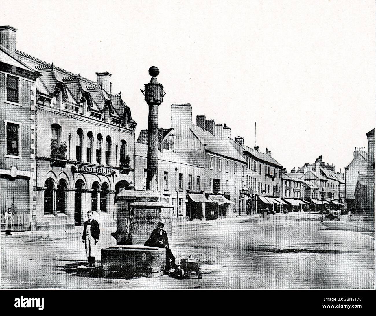 Das Old Market Cross und die Geschäftsräume von J. Cowling, Mansfield, Nottinghamshire, England. Von einer gedruckten Platte aus William Horner Groves' History of Mansfield, 1894. Die wichtigen Platten in diesem Buch wurden nach dem Meisenbach-Verfahren hergestellt, aus Fotografien, die ursprünglich von der Sherwood Photographic Company aufgenommen wurden. Stockfoto