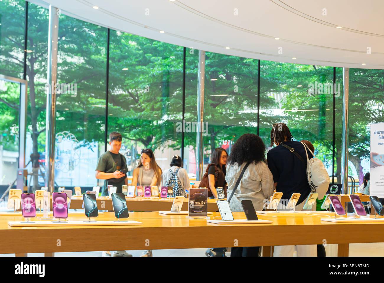 Kunden, die iphones in Apple Central World, Bangkok, Thailand durchsuchen Stockfoto