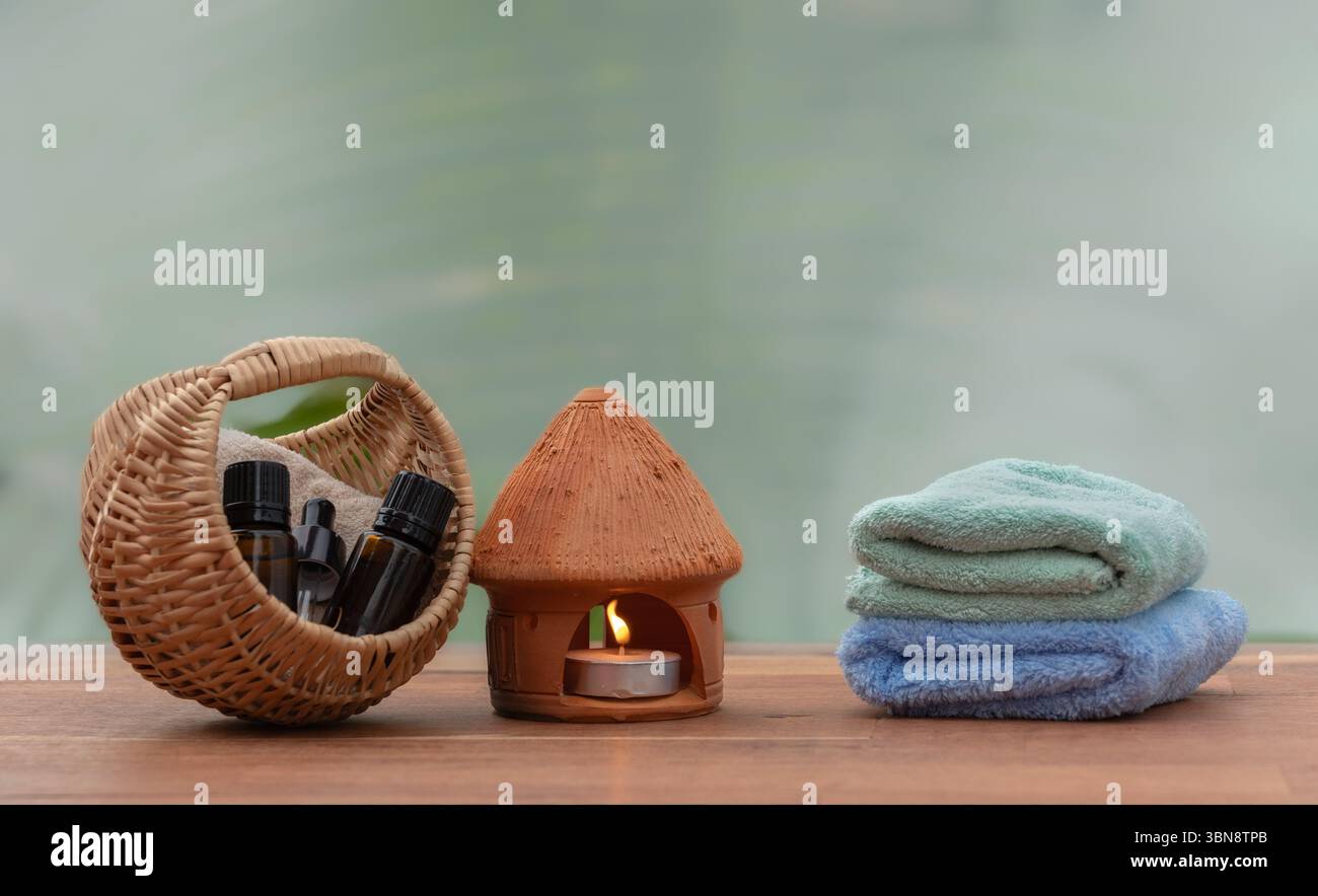 Aromatherapie-Massage. Alternative gesunde Medizin Spa- und Relax-Konzept. Ätherische Öle auf Holztisch. Kopierbereich für Text, niemand. Aromatherapie Es Stockfoto