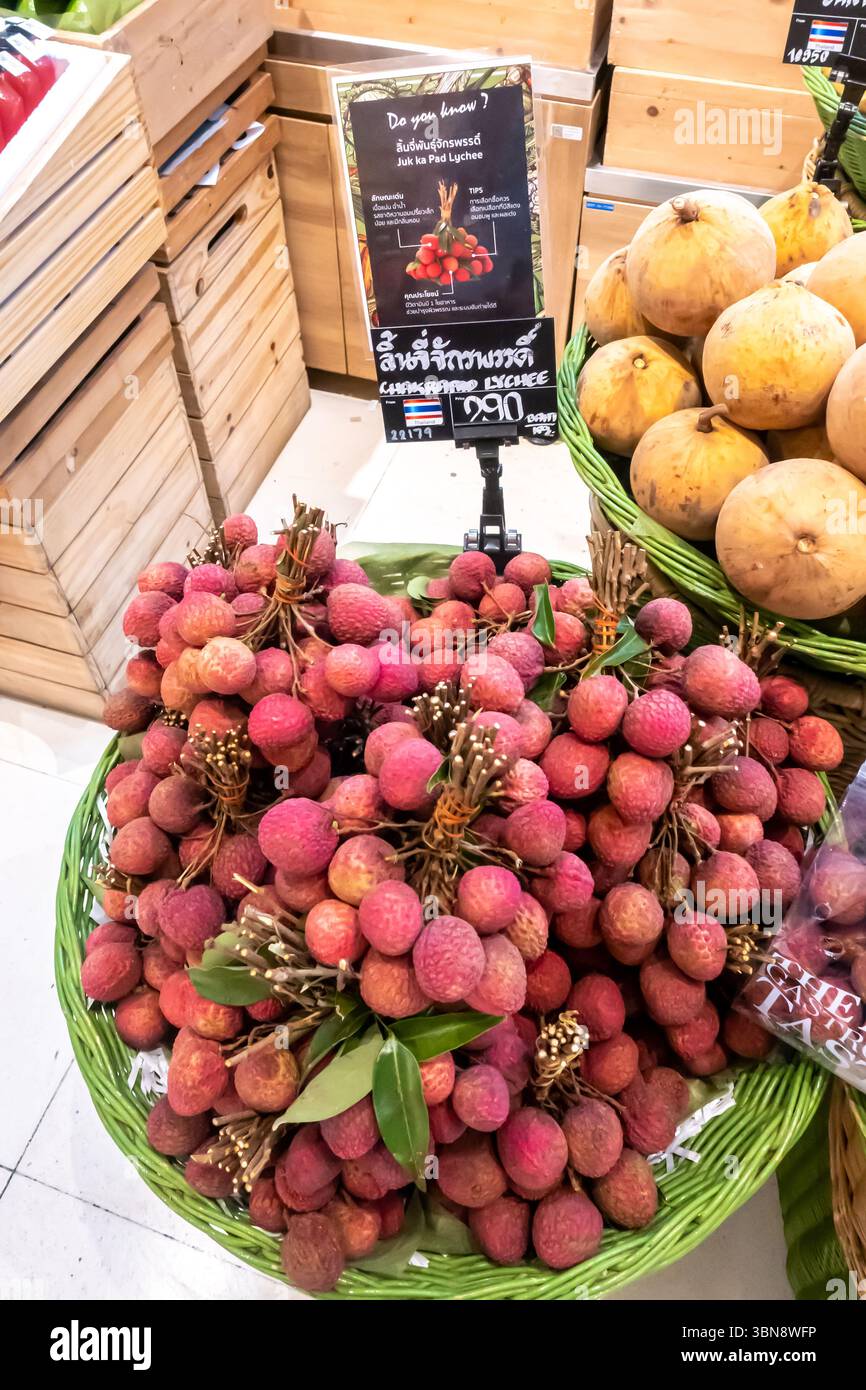 Korb mit Litschis mit Preisschild, Gourmet Market, Siam Paragon, Pathum Wan, Bangkok, Thailand Stockfoto