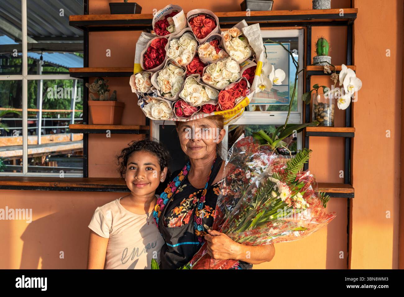 Blumenhändler mit Tochter, Lago de Coatepeque, Santa Ana, El Salvador Stockfoto