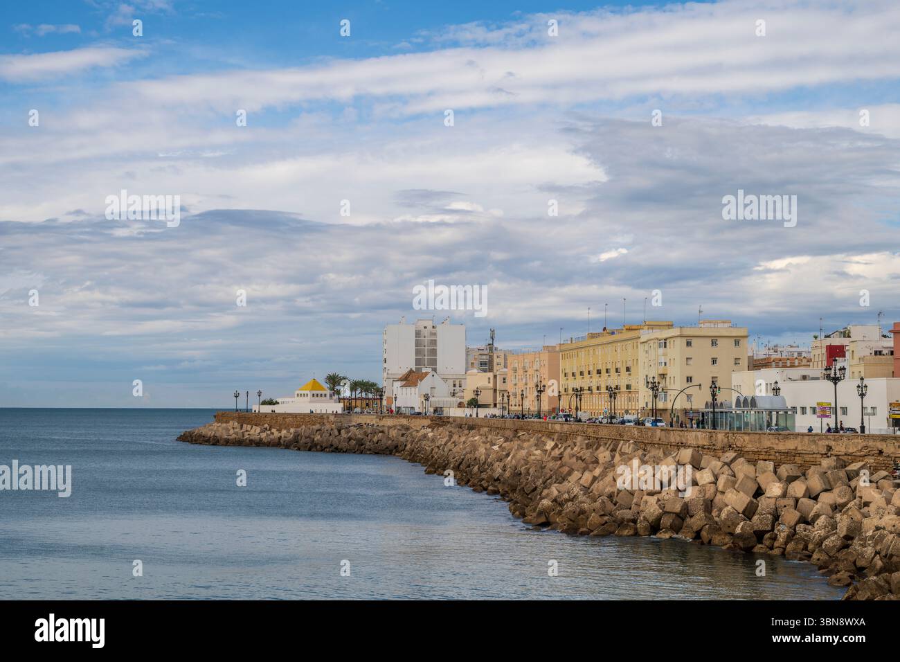 Das Meer der antiken Stadt Cadiz, gelegen in Andalusien, Spanien, am Atlantik Stockfoto