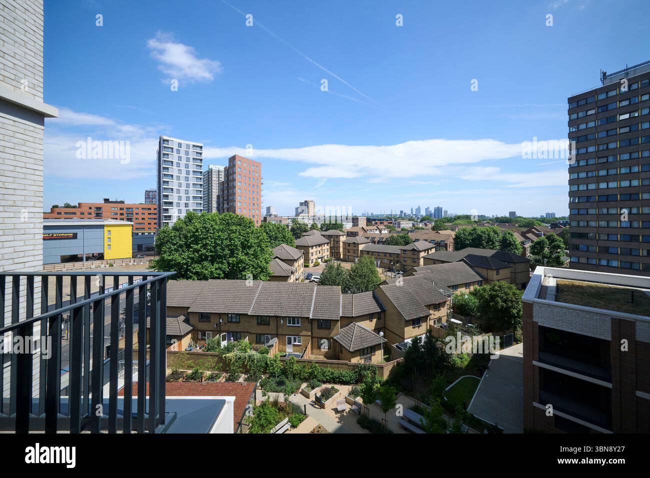 Sozialwohnungen und Mehrfamilienhäuser in Battersea-Gegend in South West London, SW 11 Stockfoto