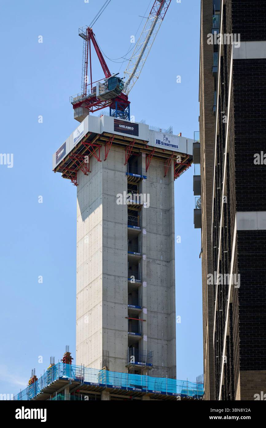 Hochhaus-Apartment-Gebäude im Bau im Battersea-Viertel in South West London, SW 11 Stockfoto