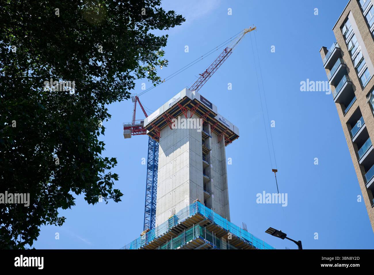 Hochhaus-Apartment-Gebäude im Bau im Battersea-Viertel in South West London, SW 11 Stockfoto