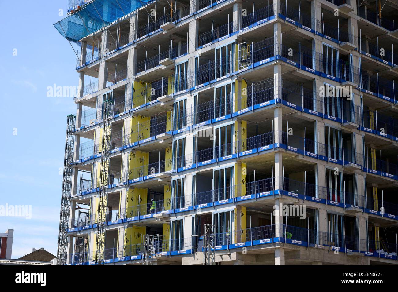 Hochhaus-Apartment-Gebäude im Bau im Battersea-Viertel in South West London, SW 11 Stockfoto