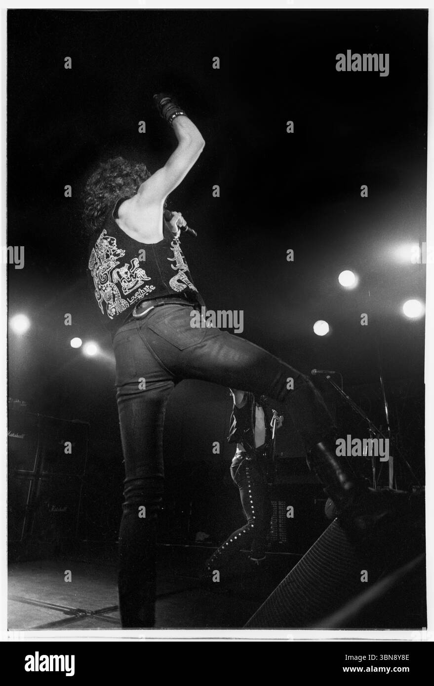 JIZZY PEARL, LOVE/HATE, KLASSISCHES LINE-UP, 1992: Jizzy Pearl – echter Name Jim Wilkinson – Sänger der amerikanischen Rockband Love/Hate, die am 15. April 1992 live an der Cardiff University spielte. Foto: Rob Watkins. INFO: Love/Hate, eine US-amerikanische Hard-Rock-Band aus Los Angeles, entstand Ende der 1980er-Jahre mit einem düsteren, trendigen Sound. Ihr Debüt Blackout in the Red Room von 1990 gewann Kultstatus, indem sie Glam Metal-Energie mit roher, streetwise-Attitüde und Edge verflochten. Stockfoto JIZZY PEARL, LOVE/HATE, KLASSISCHES LINE-UP, 1992: Jizzy Pearl – echter Name Jim Wilkinson – Sänger der amerikanischen Rockband Love/Hate, die am 15. April 1992 live an der Cardiff University spielte. Foto: Rob Watkins. INFO: Love/Hate, eine US-amerikanische Hard-Rock-Band aus Los Angeles, entstand Ende der 1980er-Jahre mit einem düsteren, trendigen Sound. Ihr Debüt Blackout in the Red Room von 1990 gewann Kultstatus, indem sie Glam Metal-Energie mit roher, streetwise-Attitüde und Edge verflochten. Stockfoto