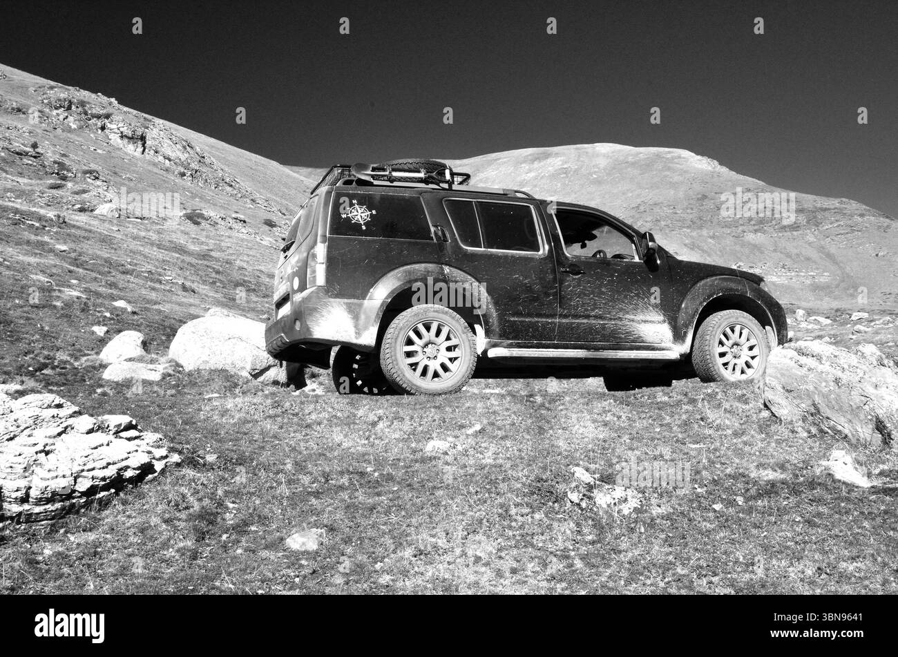 Nissan Pathfinder R51 4x4 in Pyrenäen zwischen Llessui und Espot (schwarz/weiß) Stockfoto