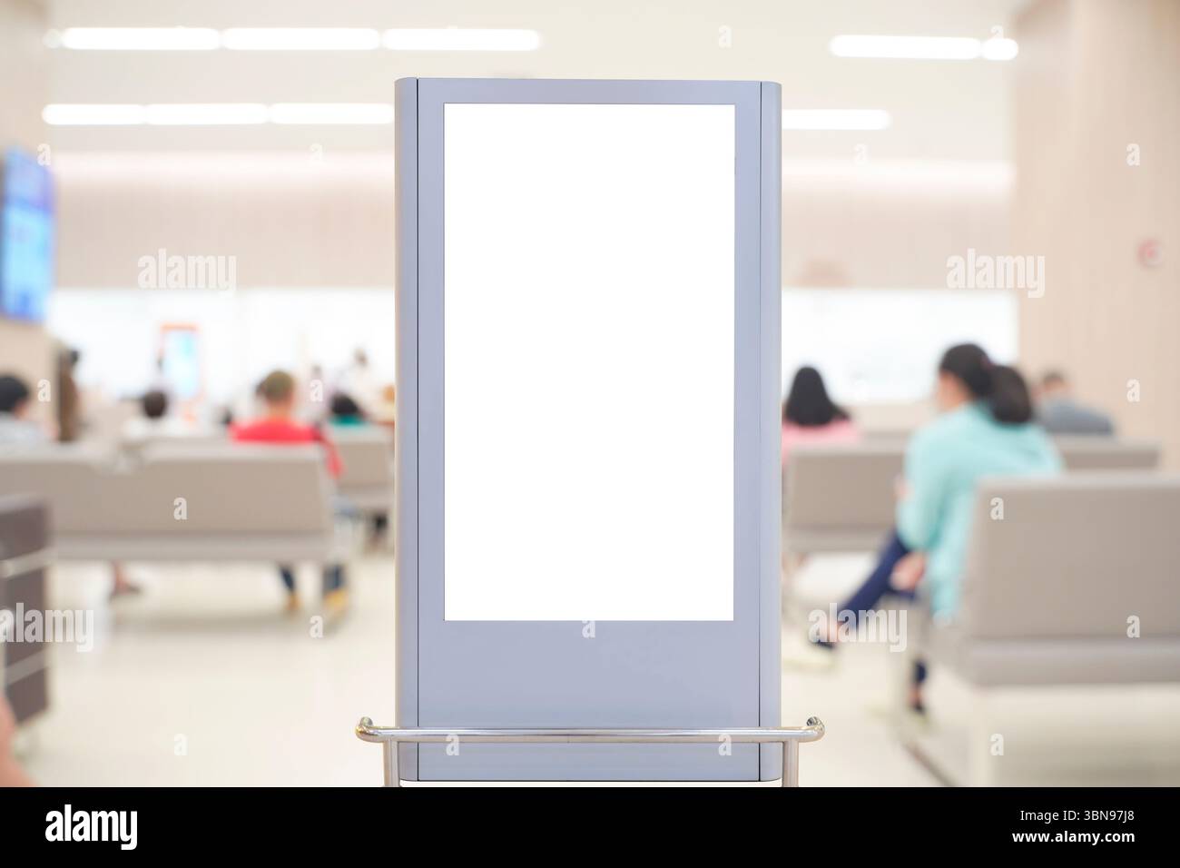 Leere Werbetafel im Wartezimmer des Krankenhauses mit Leuten, die auf Stühlen sitzen. Perfekt für Healthcare Ad Mockup, Informationsschild, medizinische PR Stockfoto