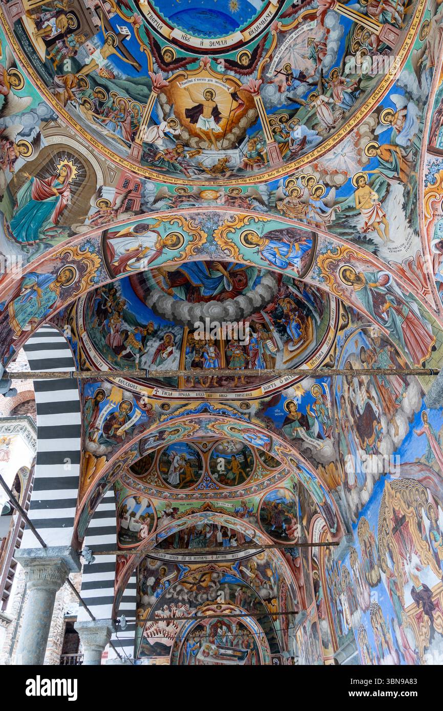 Farbenfrohe Deckenfresken mit biblischen Szenen am Eingang der Rila-Klosterkirche in Bulgarien Stockfoto