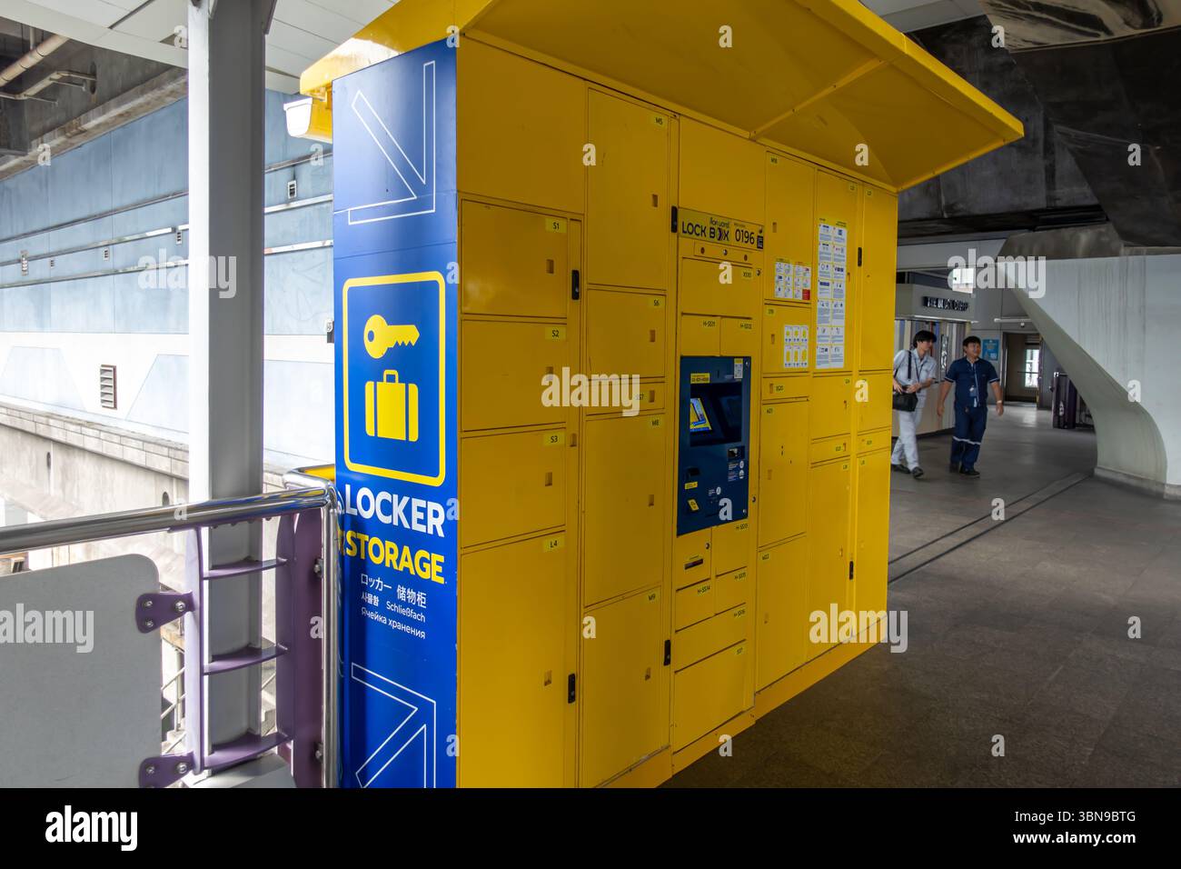 Ein gelbes Schließfach im öffentlichen Nahverkehr. Bangkok, thailand Stockfoto