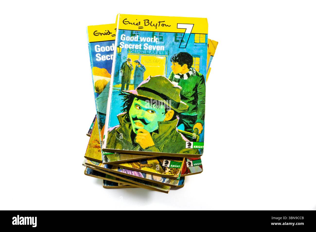 Eine Sammlung von Enid Blyton's Secret Seven Büchern, die mit farbenfrohen Covern übersät sind, die Szenen aus den Abenteuern der Kinder darstellen Stockfoto