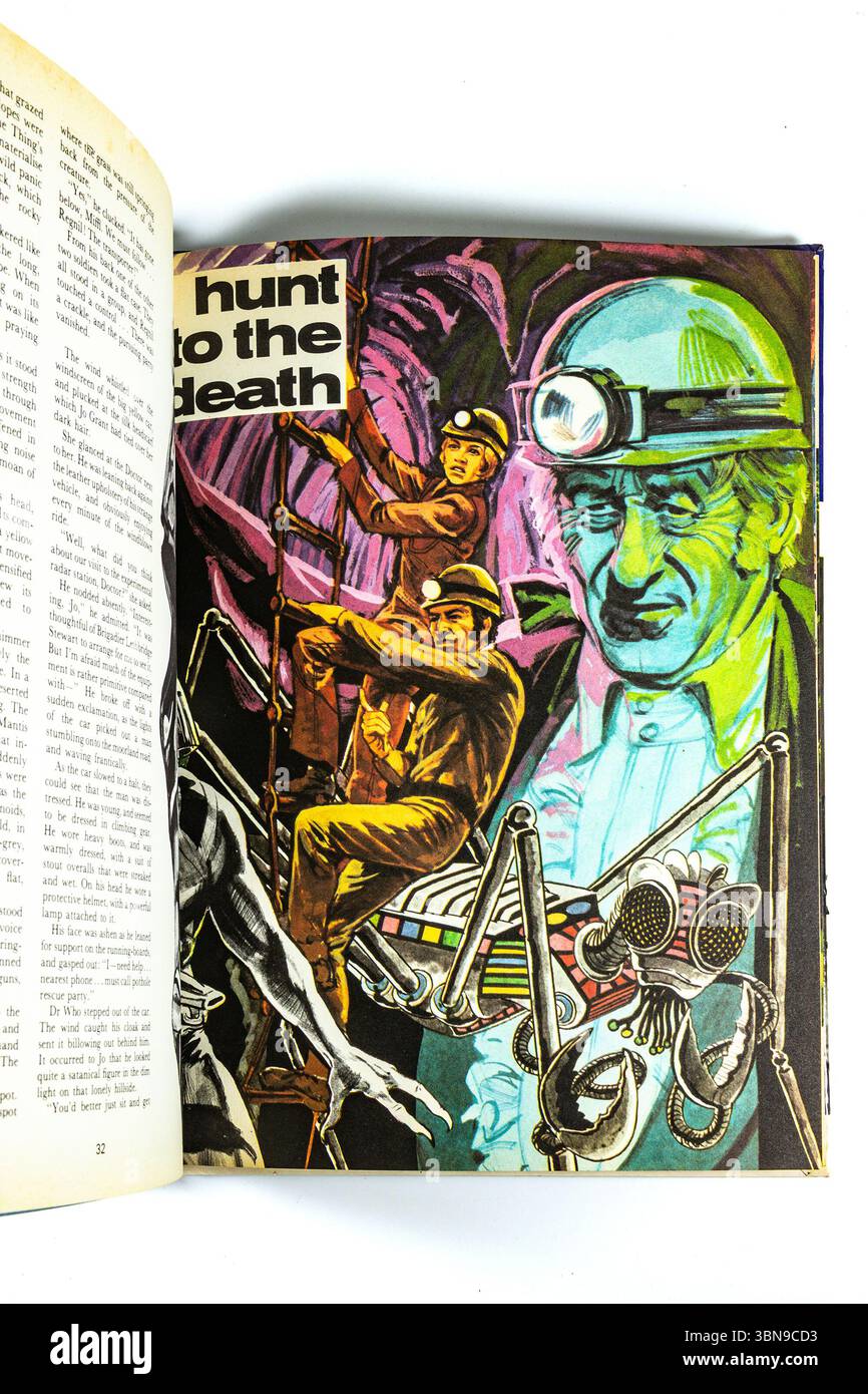 Vintage-Adventure-Buch-Seite mit farbenfrohen Illustrationen von Entdeckern, einem riesigen Insekt und einem intensiven Gesichtsausdruck Stockfoto