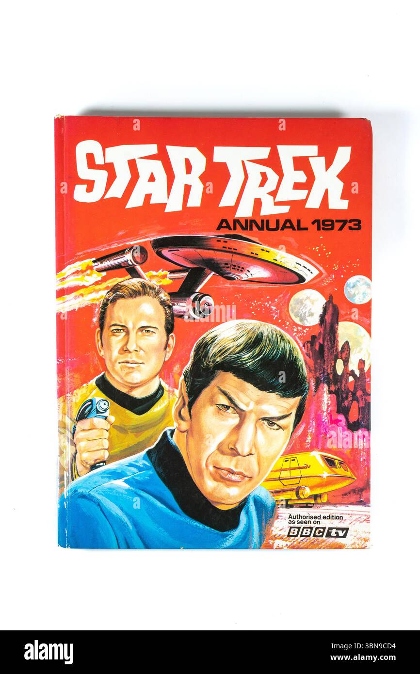 1973 Star Trek Jahresbucheinband mit ikonischen Charakteren und Raumschiff mit einer leuchtend roten Sci-fi-Illustration Stockfoto