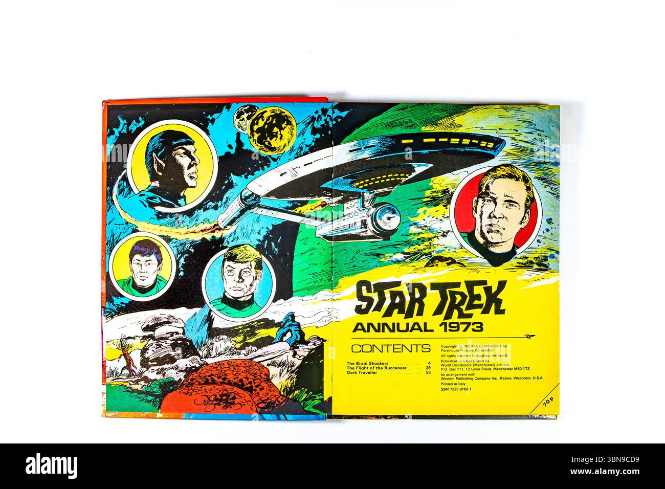 Vintage Star Trek 1973 Bucheinband mit Illustrationen von ikonischen Charakteren und Raumfahrzeugen in farbenfrohem Design Stockfoto