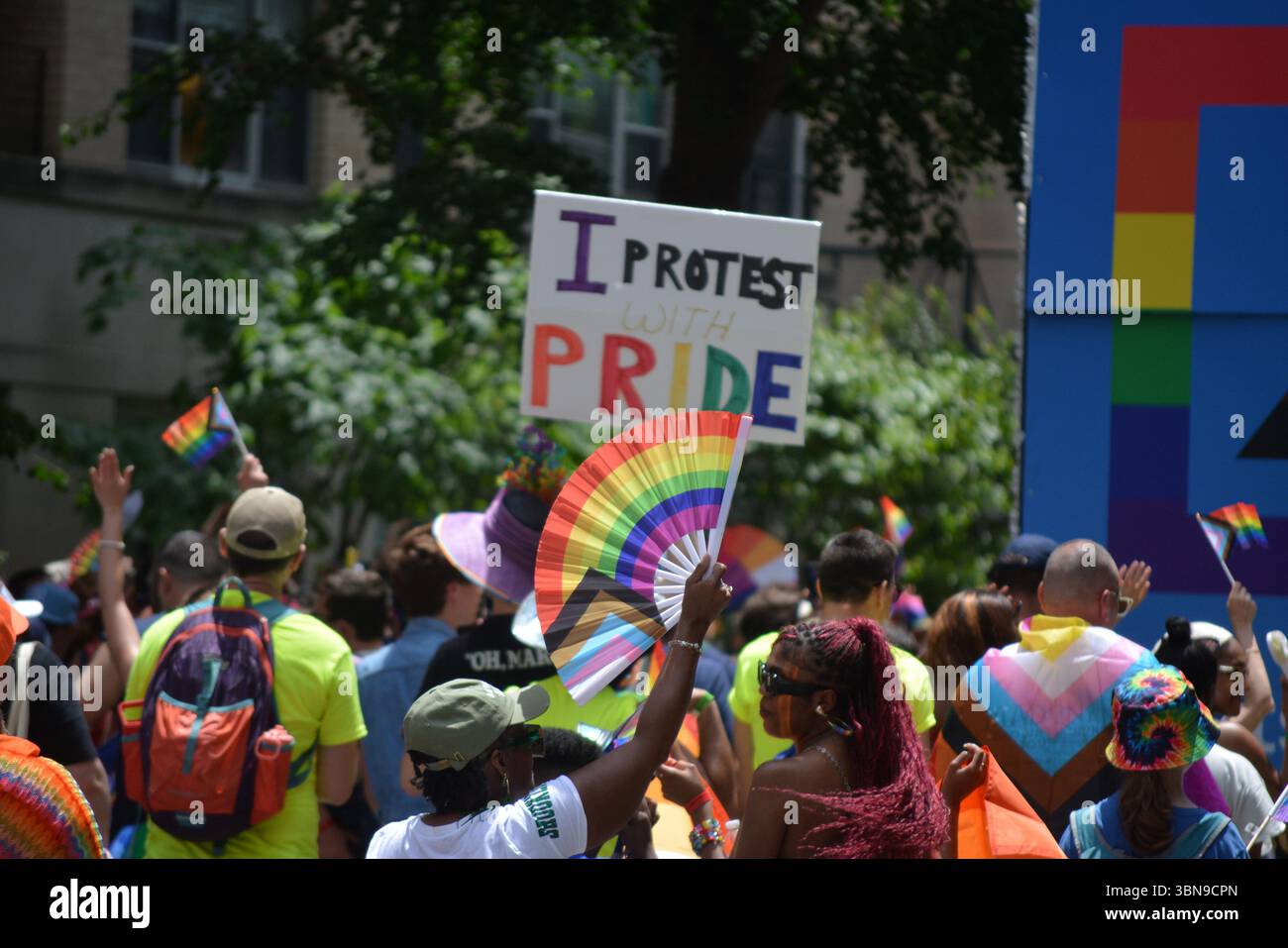 Leute marschieren die Fifth Avenue bei der jährlichen New York City Pride Parade in Manhattan entlang. Stockfoto