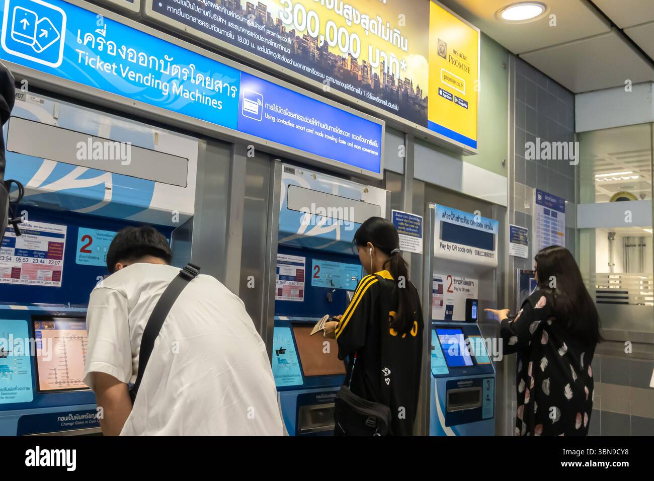 Passagiere, die Tickets an Automaten kaufen, am Ticketautomaten, Metro Transit, Bangkok, Thailand Stockfoto