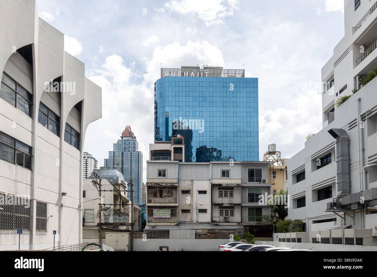 Eine Stadtlandschaft mit einer Mischung aus modernen und älteren Gebäuden. Bubhajit Building, 16-stöckiges Bürogebäude mit Büro zur Miete, Bangkok, Thailand Stockfoto