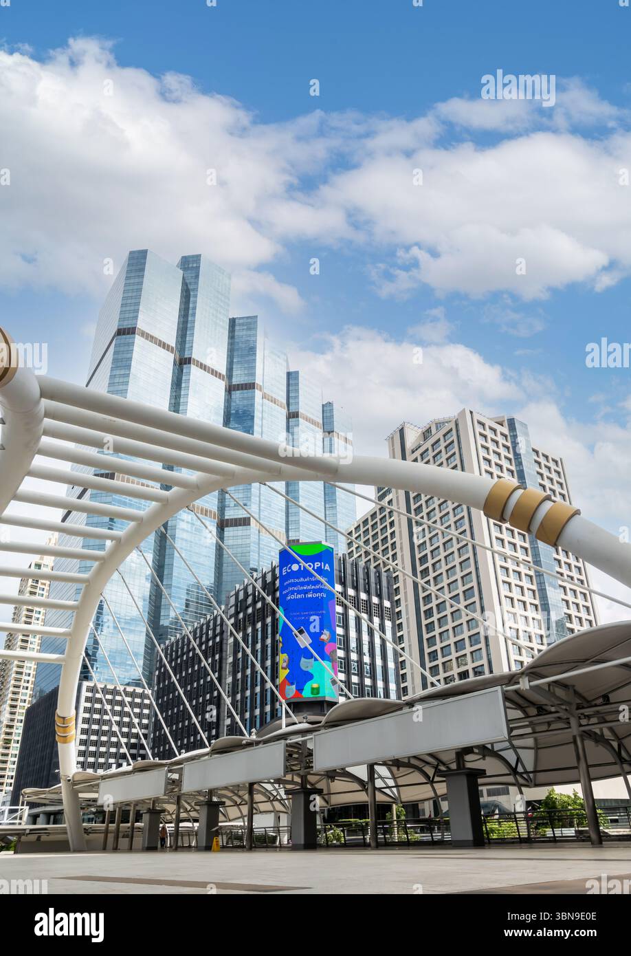 Die Chong Nonsi Skywalk Bridge in Bangkok, Thailand, mitten im zentralen Geschäftsviertel von Sathorn-Silom (Central Business District) Stockfoto