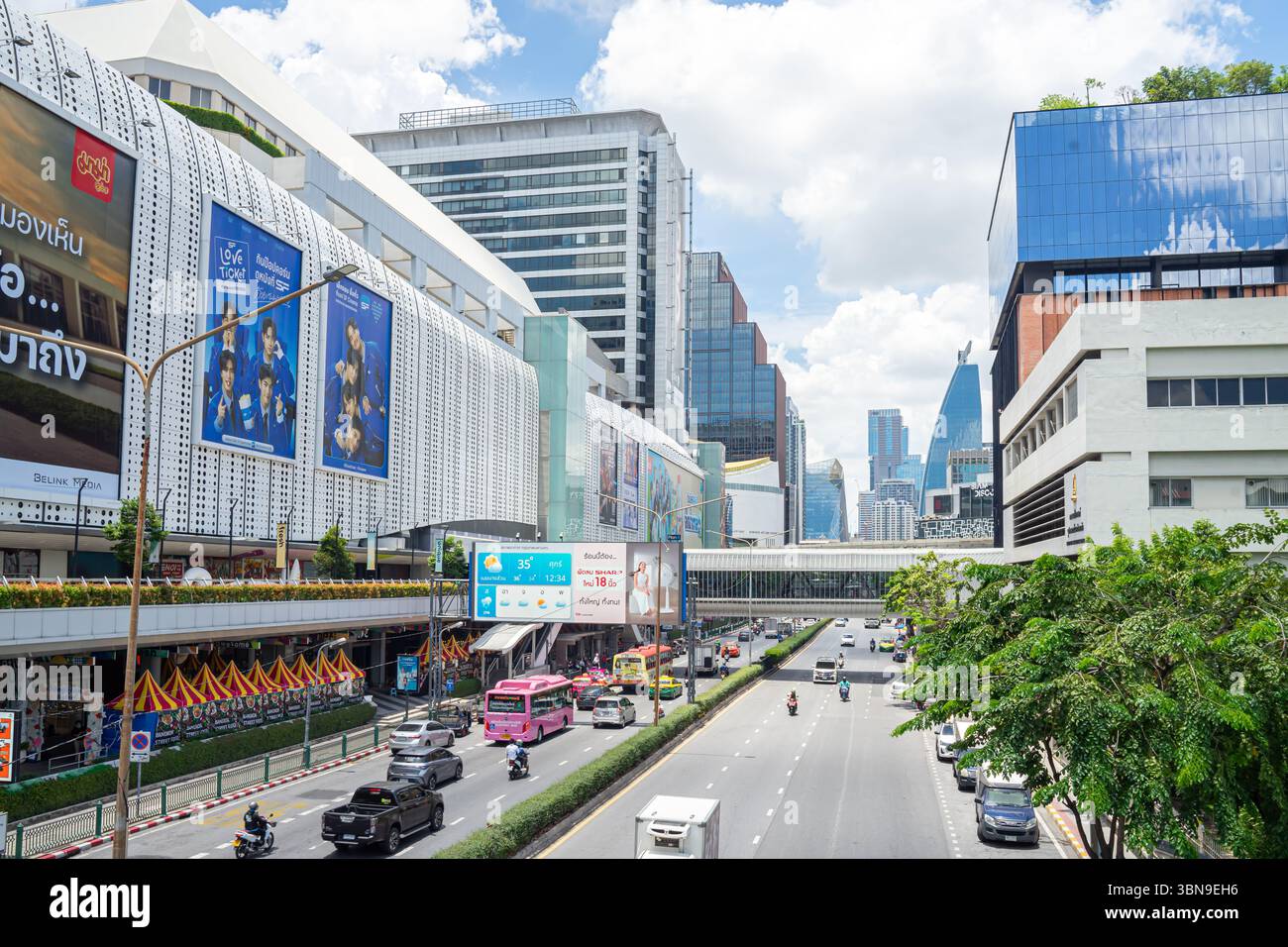 Urbanes Stadtbild, ein großes MBK-Einkaufszentrum mit prominenten Plakatwänden mit Blick auf eine geschäftige Straße und moderne Architektur. bangkok, Thailand Stockfoto