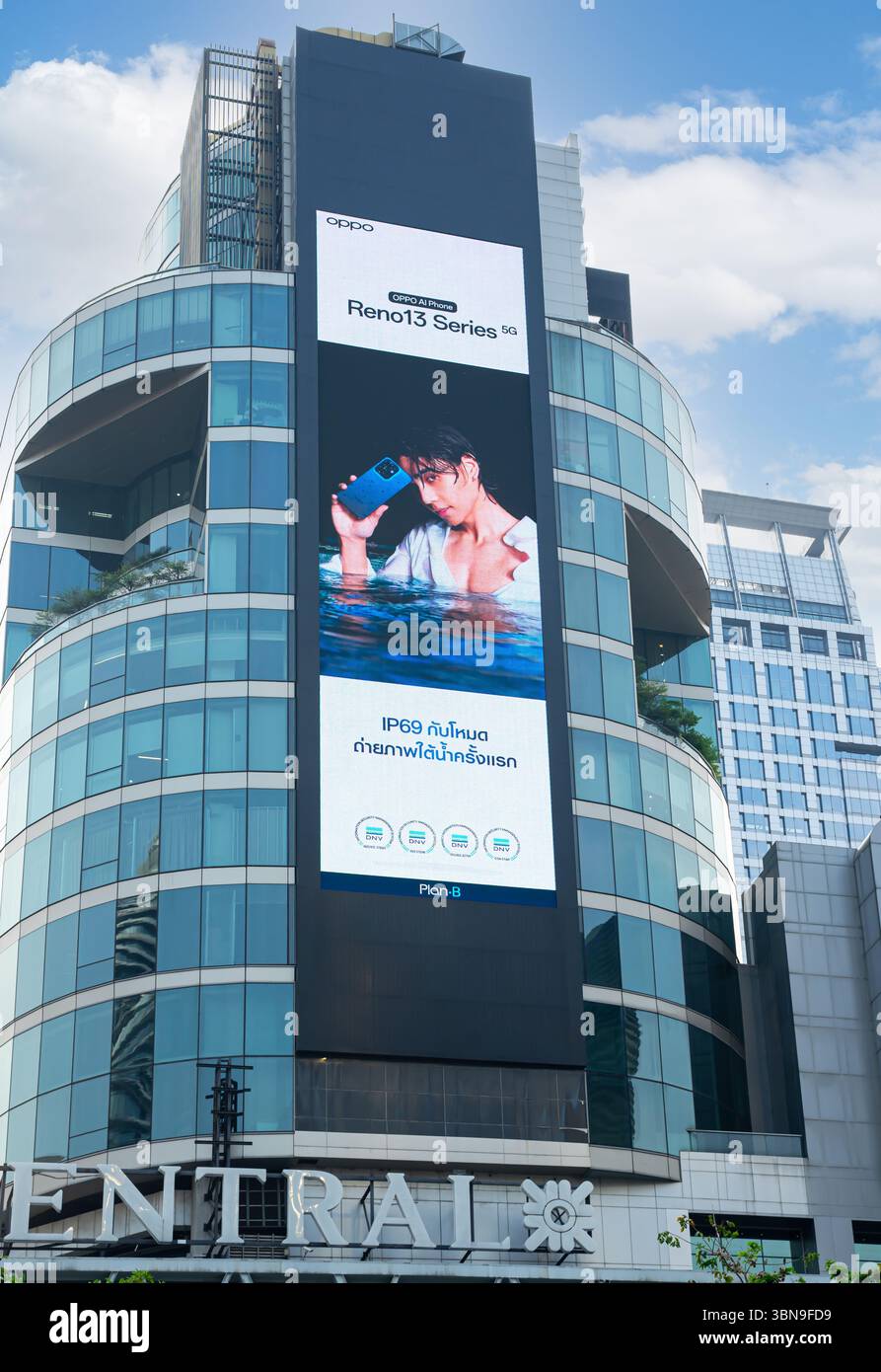 Elektronische Werbetafeln auf der Glasfassade des CentralWorld-Gebäudes in Bangkok, Thailand Stockfoto