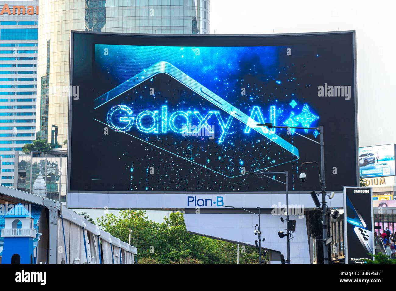 Auf einer Plakatwand wird das Smartphone Samsung Galaxy AI mit einer funkelnden Handygrafik beworben. Rama I Rd, Pathum Wan, Bangkok 10330, Thailand Stockfoto
