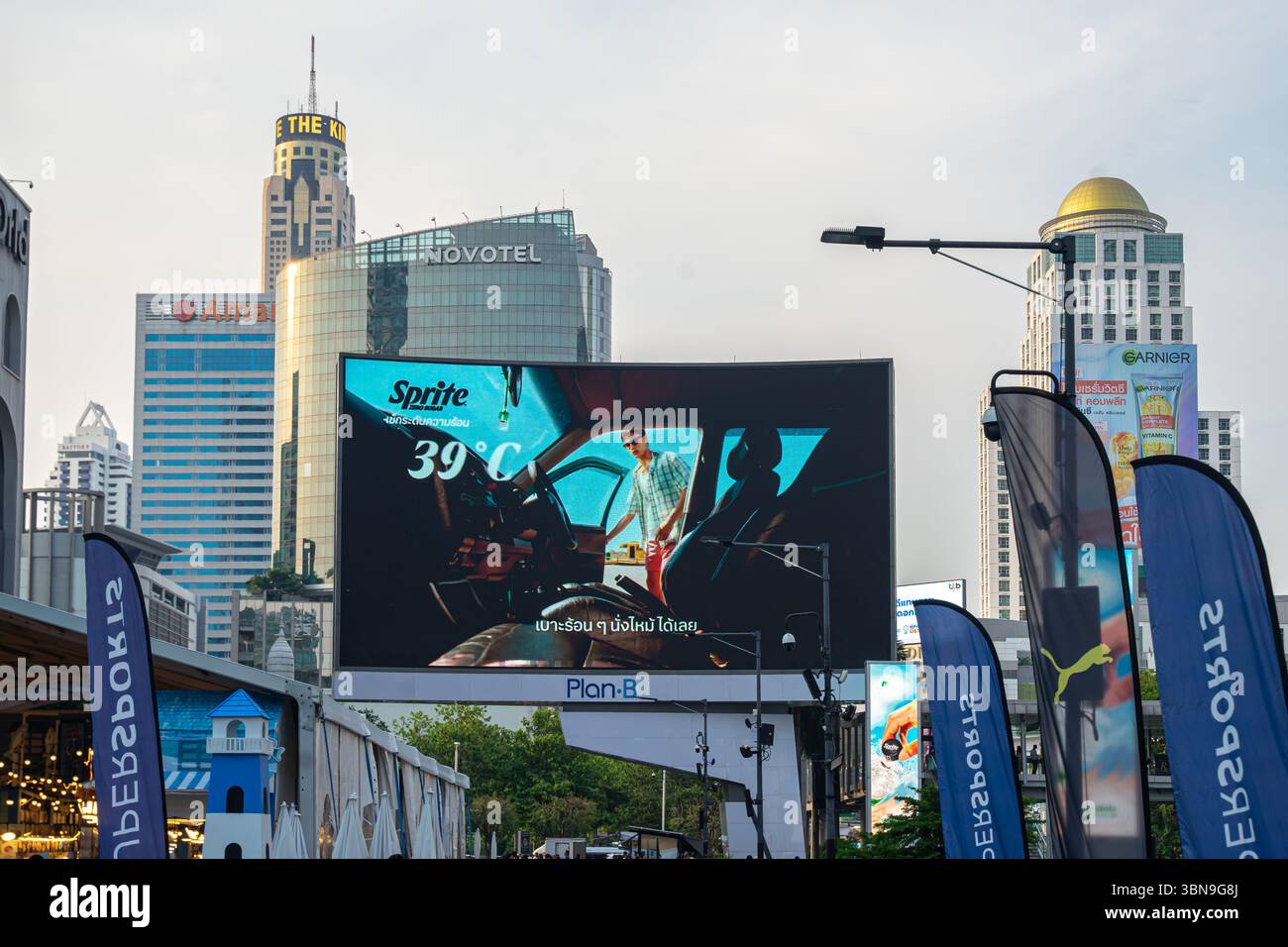 Auf einer Plakatwand wird für Sprite Drink, Rama i Rd, Pathum Wan, Bangkok 10330, Thailand geworben Stockfoto