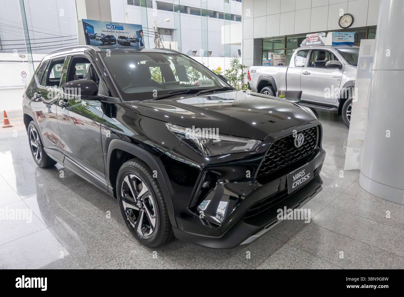 Ein schwarzer Toyota Yaris Cross SUV wird in einem Showroom in Bangkok, Thailand, ausgestellt Stockfoto